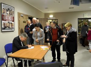 1265th Liszt Evening, Art Centre in Olawa, 9th Nov 2017. Eugen Indjic during conversations with listeners and giving authographs. Photo by Waldemar Marzec.
